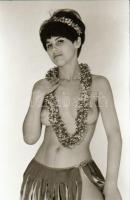 cca 1976 A bugi bugyi klubban - jaj de jó! - szolidan erotikus felvételek, 33 db vintage negatív + 2...