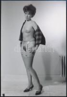 cca 1978 Akt lesen, szolidan erotikus felvételek, 13 db vintage negatív + 2 db mai nagyítás, a papír...