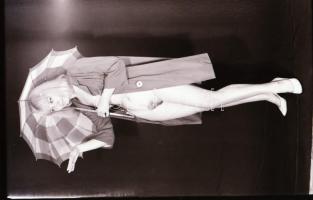 cca 1978 Akt lesen, szolidan erotikus felvételek, 13 db vintage negatív + 2 db mai nagyítás, a papír...