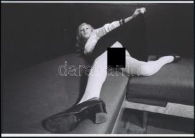 cca 1973 Volt is, van is, lesz is még, szolidan erotikus felvételek, 13 db vintage negatív + 2 db ma...