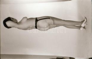 cca 1973 Volt is, van is, lesz is még, szolidan erotikus felvételek, 13 db vintage negatív + 2 db ma...