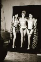 cca 1975 Bombázók a láthatáron, szolidan erotikus felvételek, 13 db vintage negatív + 2 db mai nagyí...