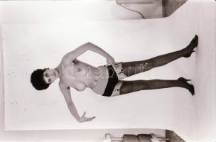 cca 1974 Tuti lányokról tuti képek, szolidan erotikus felvételek, 21 db vintage negatív + 2 db mai n...