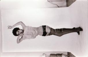 cca 1974 Tuti lányokról tuti képek, szolidan erotikus felvételek, 21 db vintage negatív + 2 db mai n...