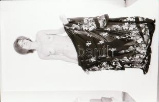 cca 1975 Kacérok és facérok, szolidan erotikus felvételek, 13 db vintage negatív + 2 db mai nagyítás...