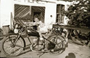 Jellemzően 1968 előtt készült MOTOROS felvételek, 13 db vintage fotó és/vagy későbbi nagyítás + 5 db...