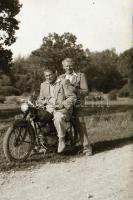 Jellemzően 1968 előtt készült MOTOROS felvételek, 13 db vintage fotó és/vagy későbbi nagyítás + 5 db...