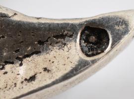 Ezüst(Ag) apró kövekkel díszített hattyú alakú kitűző, jelzett, 5,5×2,8 cm, bruttó: 9 g