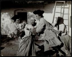 Filmjelenetek, 3 db Magyar Film Fotó, 23,5×29,5 cm