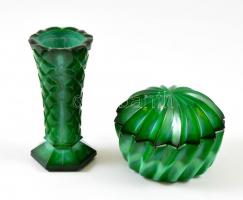 Malachit üveg bonbonier, jelzés nélkül, hibátlan, d: 8,5 cm + Malachit üveg mini váza, jelzés nélkül, kis csorbával, m: 10 cm