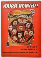 1974 Hajrá Honvéd! a Budapesti Honvéd Sport Egyesület jubileumi képes híradója III. szám + porcelán plakett, d: 13,5 cm