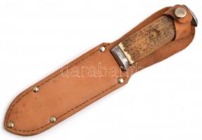 Vadászkés, bőr tokban, jelzett, kis rozsdafoltokkal, h: 24 cm