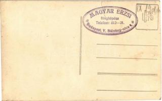 Budapest, Autókörjárat, autóbusz turistákkal a Süss Rádió előtt / Sightseeing-car. Magyar Erzsi fény...