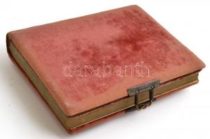 Régi csatos fotóalbum keményhátú fotókhoz, belsejében fotókkal, vegyes témában, viseltes állapotban