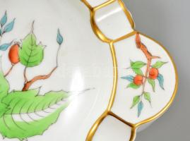 Herendi csipkebogyó mintás hamutartó, kézzel festett, jelzett, apró kopás nyomokkal, d:15 cm