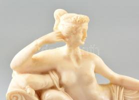 Jelzés nélkül: Fekvő félakt. Alabástrom, lepattanásokkal, m:18 cm, h:31 cm
