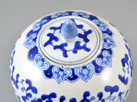 Kínai fedeles urnaváza, kézzel festett, jelzés nélkül, apró kopásnyomokkal, m: 26 cm