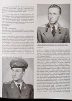Baczoni Tamás Molnár Sándor:Magyar katonai egyenruhák 1957-1990 Bp., 2010. Szerzői. Kissé sérült kia...