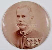 Katona kitüntetésekkel, fém alapra rögzített fotónyomat, d: 15 cm