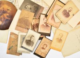 cca 1910-1920 Vegyes családi fotó és okmány tétel, keményhátú fotók, fém alapra rögzített fotónyomat...