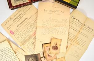 cca 1910-1920 Vegyes családi fotó és okmány tétel, keményhátú fotók, fém alapra rögzített fotónyomat...