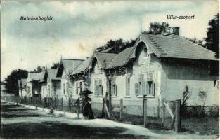 Balatonboglár, Villa csoport, hölgy napernyővel a Lukács villa előtt. Saly Kálmán kiadása (EK)