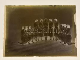 cca 1935 Mozgásművészeti, mozdulatművészeti kompozíciók, 13 db vintage üveglemez negatív, Kerny Istv...