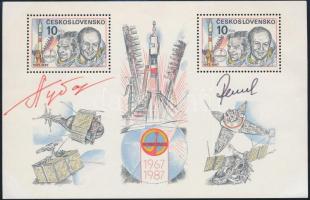 Alekszej Gubarev (1931-2015) szovjet és Vladimír Remek (1948- ) cseh űrhajósok aláírásai bélyegblokkon /  Signatures of Aleksey Gubarev (1931-2015) Soviet and Vladimír Remek (1948- ) Czech astronauts on miniature sheet