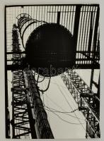 cca 1978 Kalmár Károly: Kéményemelés, feliratozott vintage fotóművészeti alkotás, a magyar fotográfia avantgárd korszakából, 40x30 cm