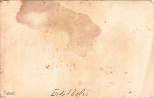 Ismeretlen magyar település, üzlet belső eladókkal és falnak támasztott kerékpárokkal, "Munkás-...