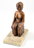 Szabó Mária (1941-): Ülő nő, bronz szobor, jelzett, márvány talapzaton, m: 22 cm