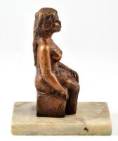 Szabó Mária (1941-): Ülő nő, bronz szobor, jelzett, márvány talapzaton, m: 22 cm