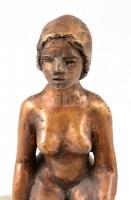 Szabó Mária (1941-): Ülő nő, bronz szobor, jelzett, márvány talapzaton, m: 22 cm