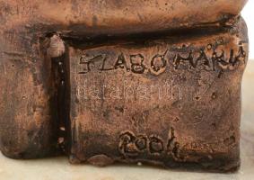 Szabó Mária (1941-): Ülő nő, bronz szobor, jelzett, márvány talapzaton, m: 22 cm