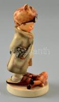 Goebel/Hummel babadoktor, kézzel festett kerámia, jelzett, minimális kopásnyomokkal, m: 11,5 cm