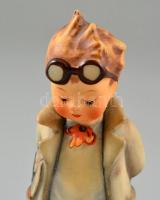 Goebel/Hummel babadoktor, kézzel festett kerámia, jelzett, minimális kopásnyomokkal, m: 11,5 cm