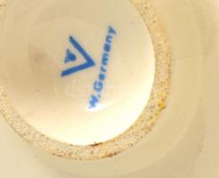 Goebel/Hummel babadoktor, kézzel festett kerámia, jelzett, minimális kopásnyomokkal, m: 11,5 cm