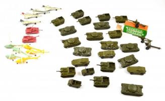 Fém harckocsik repülők és járművek. Katonai játékok vegyes állapotban, közte néhány műanyag.