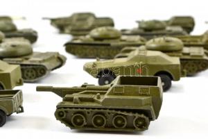 Fém harckocsik repülők és járművek. Katonai játékok vegyes állapotban, közte néhány műanyag