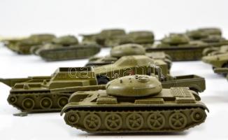 Fém harckocsik repülők és járművek. Katonai játékok vegyes állapotban, közte néhány műanyag