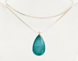 Ezüst(Ag) kígyó nyaklánc, jelzett, h: 74 cm, nettó: 6,1 g + szintetikus zöld medál