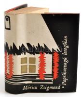 Móricz Zsigmond: Paprikaszagú levegőben. Szeged, 1974. Szegedi Nyomda. Könyvárusi forgalomba nem került. Csak 450 pld. Műbőr kötésben, papír védőborítóval.