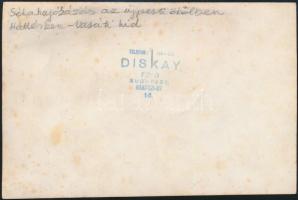 cca 1930 Sétahajókázás az Újpesti-öbölben, háttérben a vasúti híddal, fotó, Diskay műterméből, hátul...