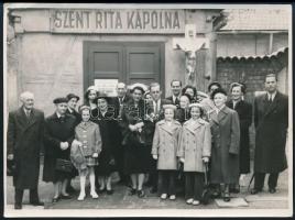 1962 Bp., VIII. ker., Szent Rita kápolna, csoportkép, fotó, hátulján feliratozva, 13×17,5 cm