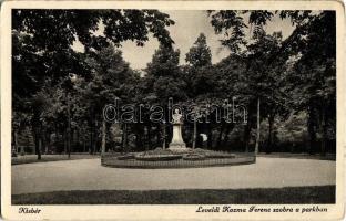 Kisbér, Leveldi Kozma Ferenc szobor a parkban (gyűrődés / crease)