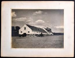 1933 Kisbáb, vasárnapi csend, fotó, kartonra ragasztva, jelzett, hátulján feliratozva, 18×24 cm