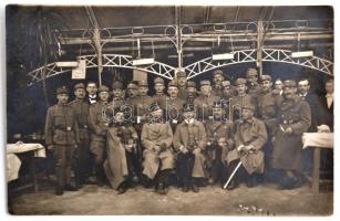 cca 1900-1918 24 db katonafotó berakóban, csoprtképek, hadifoglyok, téli egyenruihások.