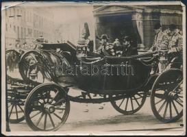 cca 1910 A dán király Londonban György királlyal korabeli sajtófotó hozzátűzött szöveggel / King of Danmark with King George in England. press photo 18x13 cm