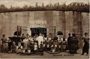 Szüretelő munkások, daráló, prés / Vintagers with grinder and wine presser, Hungarian folklore