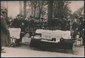 1913 Párizs, bélyegtőzsde. Korabeli sajtófotó hozzátűzött szöveggel / Paris, Stamp stock exchange press photo 16x12 cm